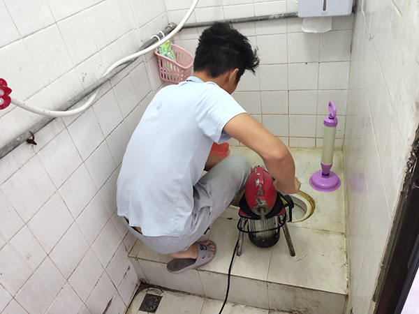 庄浪管道堵塞冒臭气 专业师傅现场解决问题