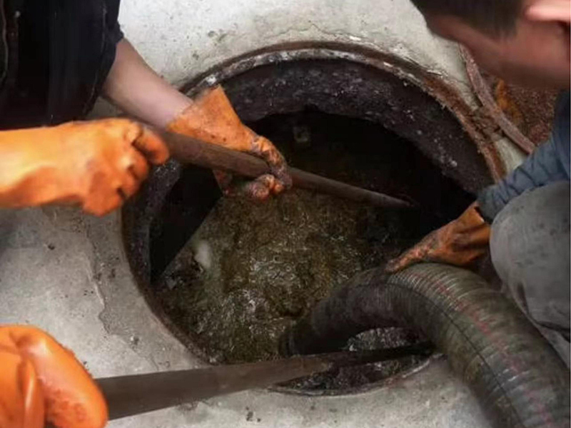 庄浪清理化粪池时如何避免沼气的危害？